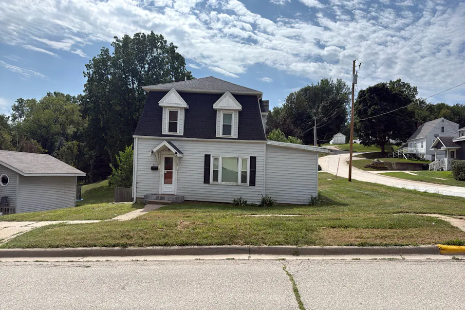 401 E 2nd St Anamosa, IA 52205, Jones County