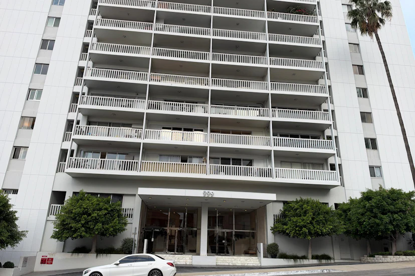 999 N Doheny Drive 207