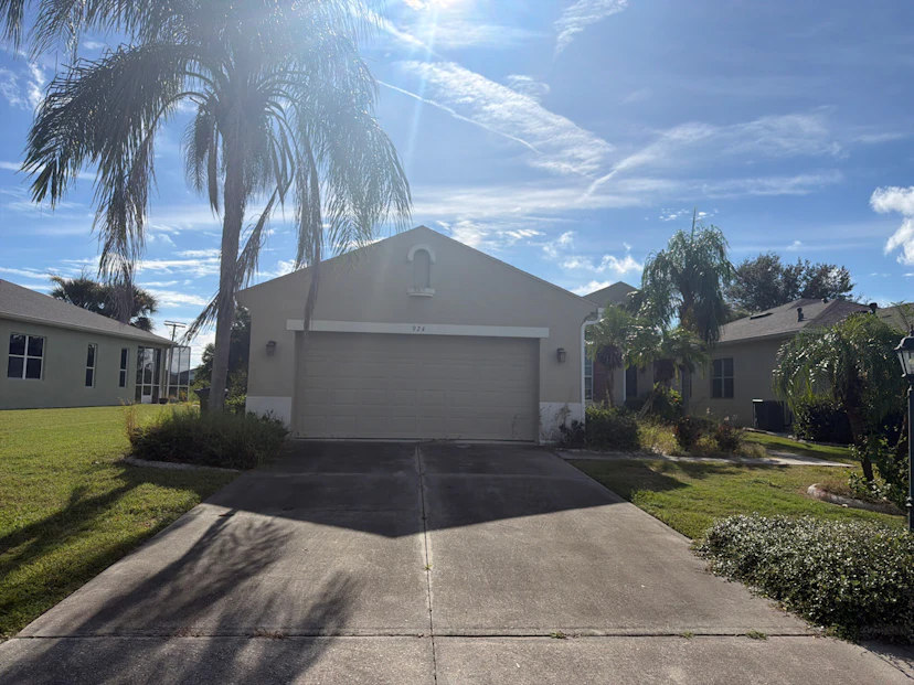 924  Regal Manor Way