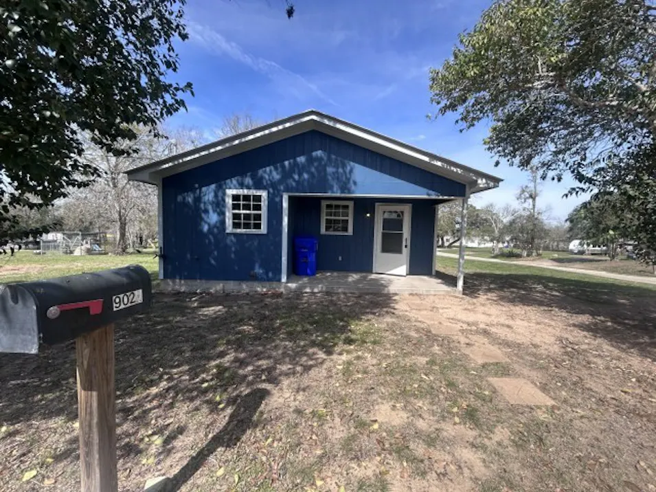 902 Simpson St Yoakum, TX 77995, Lavaca County
