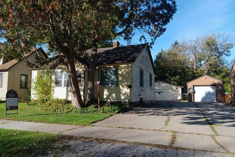 B St, Saginaw, MI 48602 #1