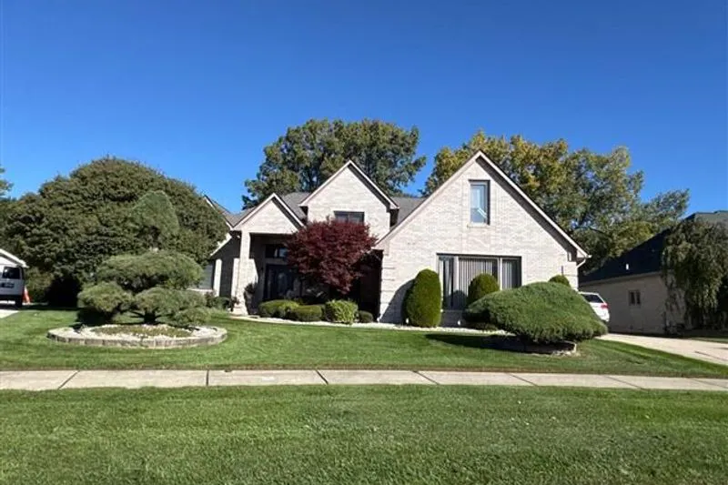 Duke Ct, Shelby Township, MI 48315