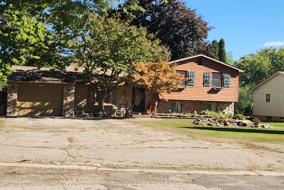 2620 Bender Ave Waterford, MI 48329, Oakland County