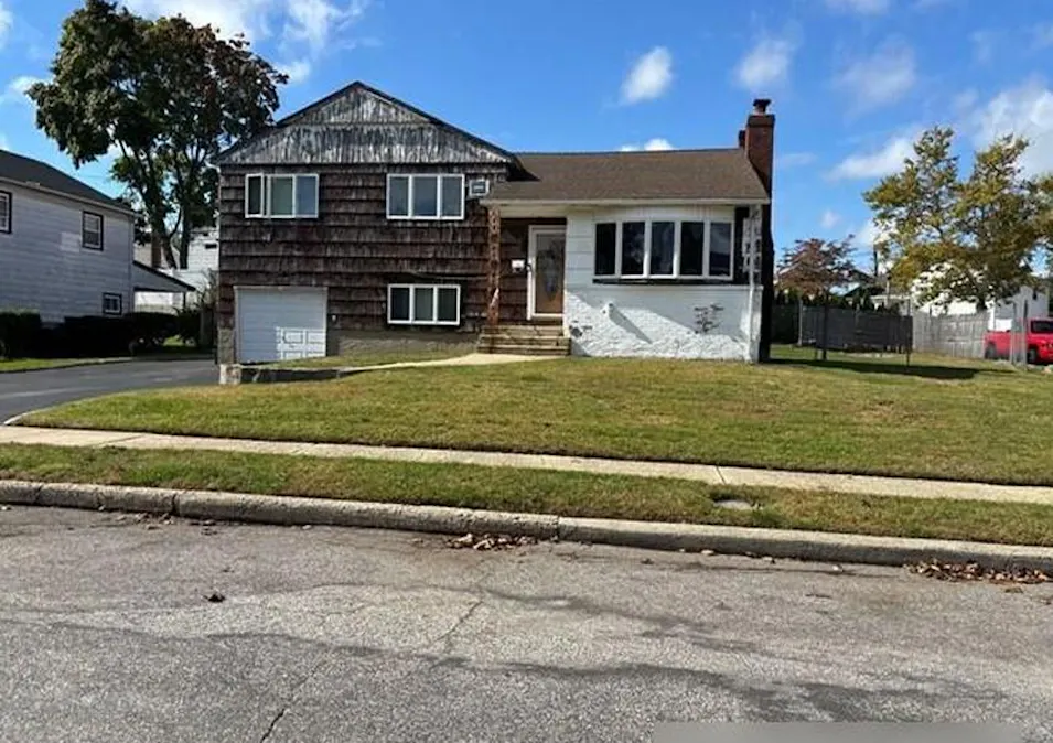 524 Pontiac Rd East Meadow, NY 11554, Nassau County