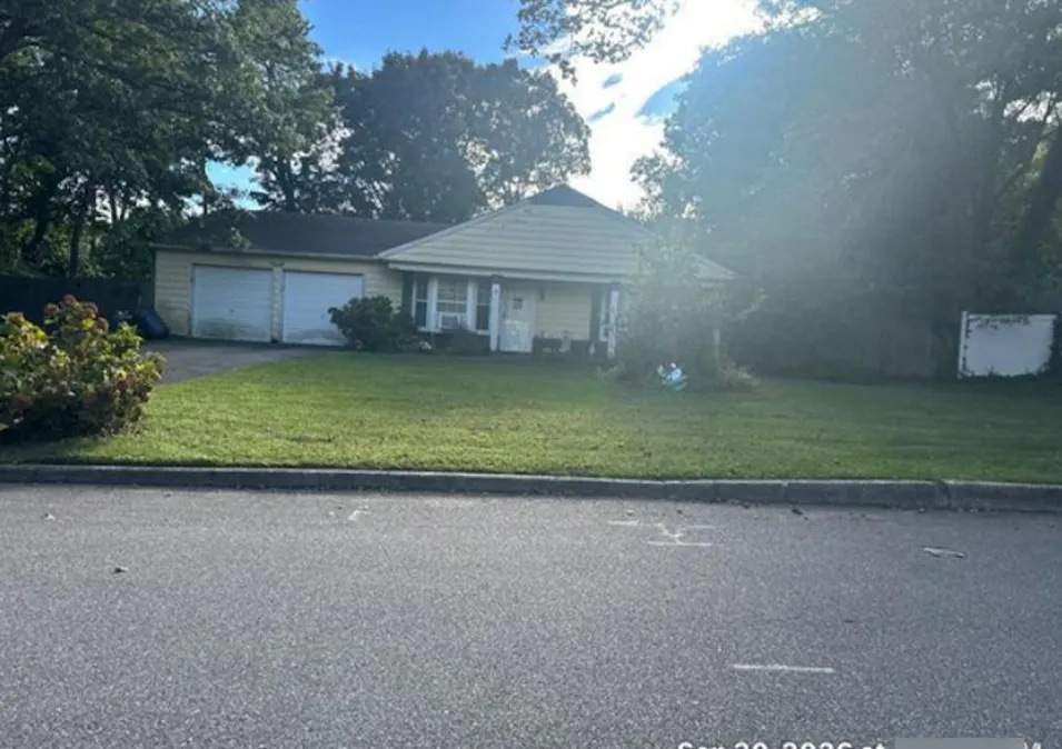 6 Mount Snow Ln Coram, NY 11727, Suffolk County