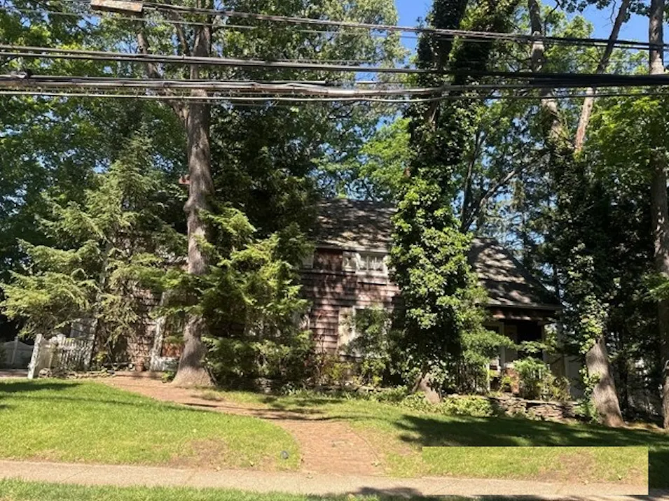 89 Linmouth Rd Malverne, NY 11565, Nassau County