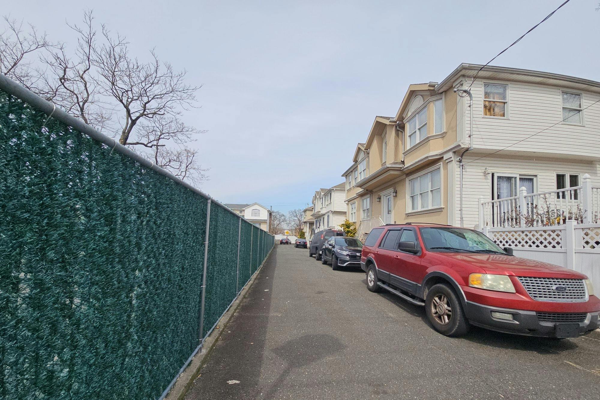 Wood Ln, Staten Island, NY 10307