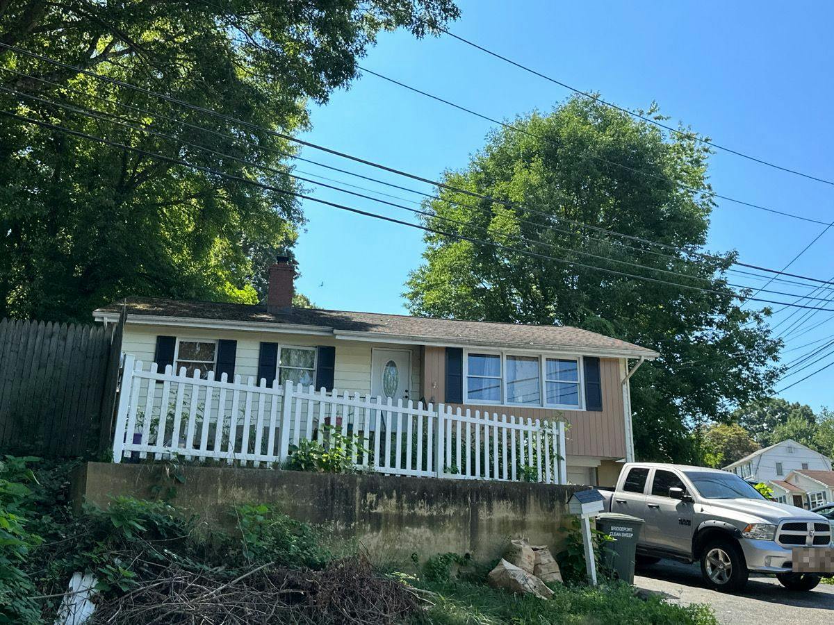 Woodside Ave, Bridgeport, CT 06606