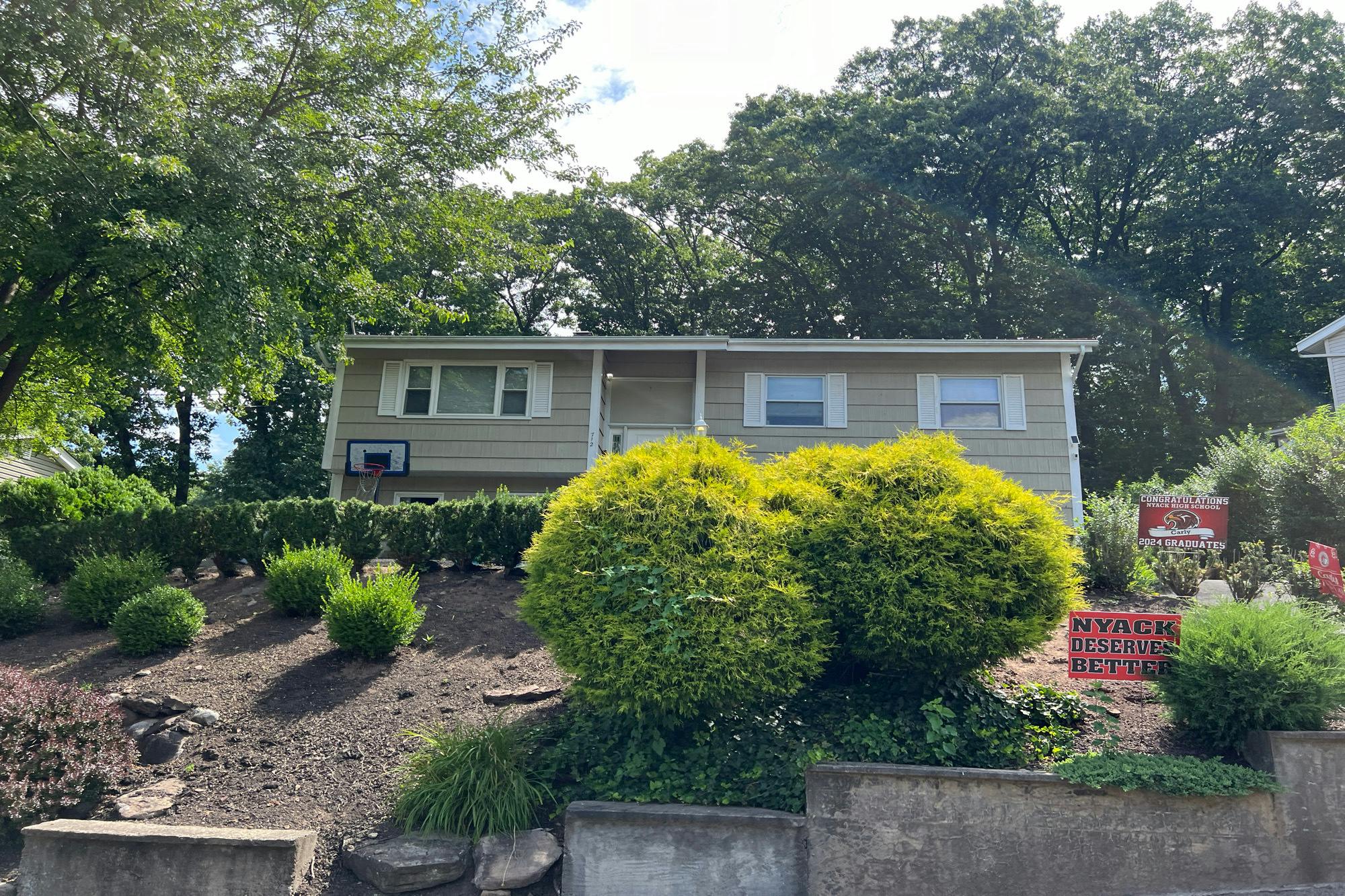 Manette Ln, Valley Cottage, NY 10989