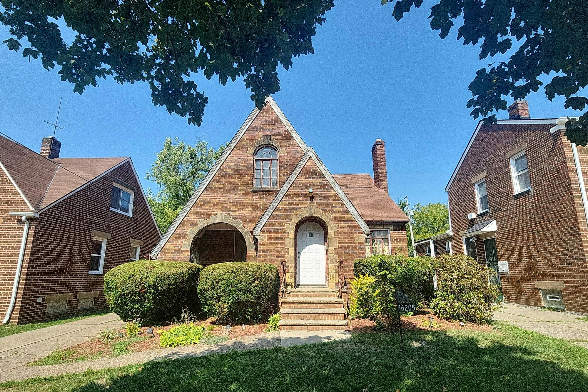 Throckley Ave, Cleveland, OH 44128