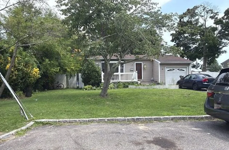19 Chapman Place Bay Shore, NY 11706, Suffolk County