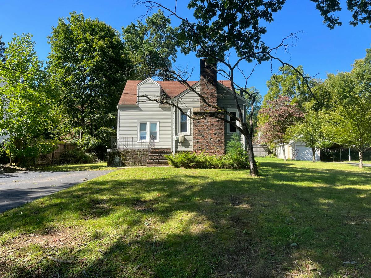 Lindbergh Ln, New City, NY 10956