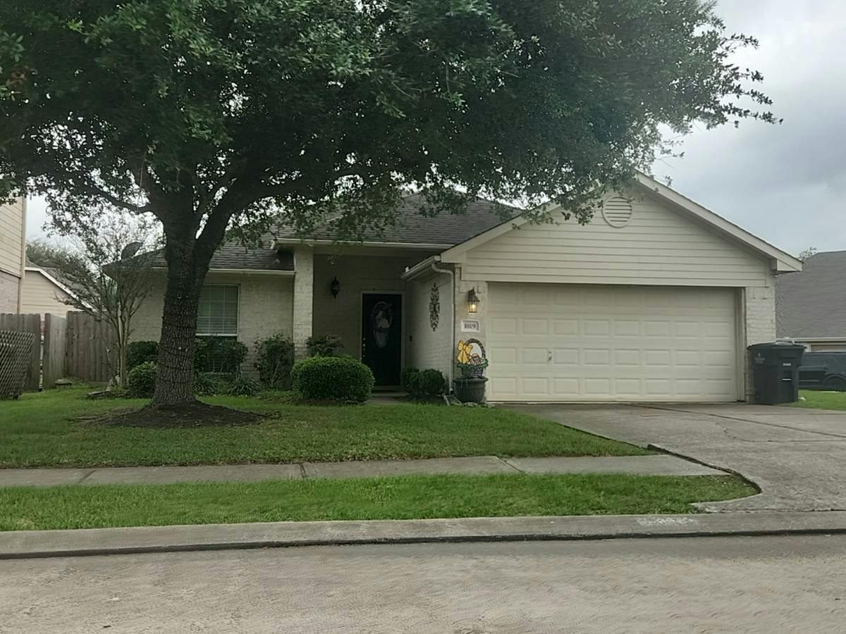 Winding Trail Ln, Alvin, TX 77511