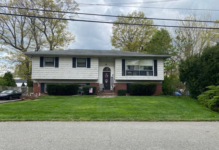 84 Fulton St, Lake Grove, NY, 11755, USA