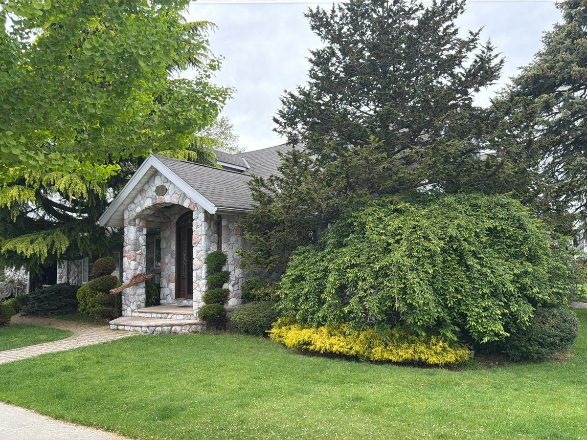 Norma Ln, Farmingdale, NY 11735