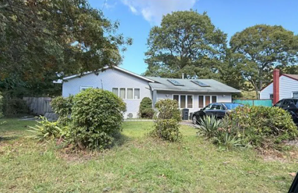 5475 Expy Dr N Holtsville, NY 11742, Suffolk County
