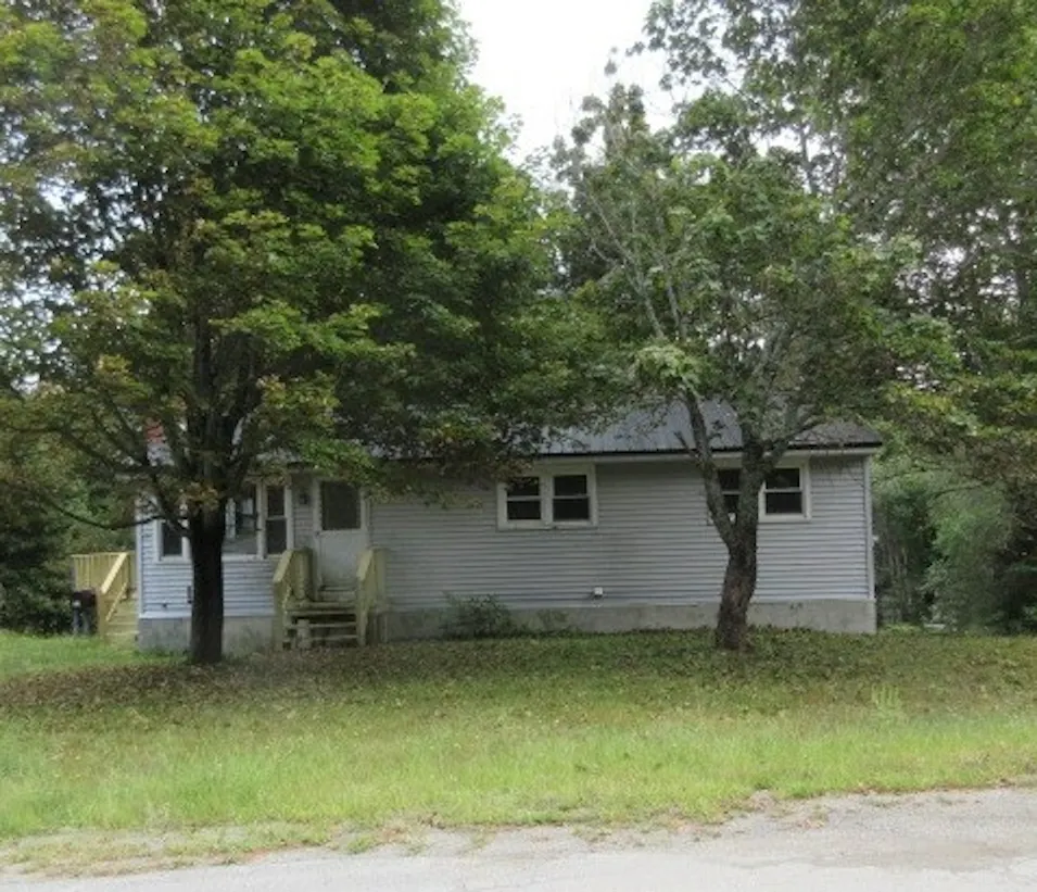 23 Warsaw Cir Lincoln, ME 04457, Penobscot County