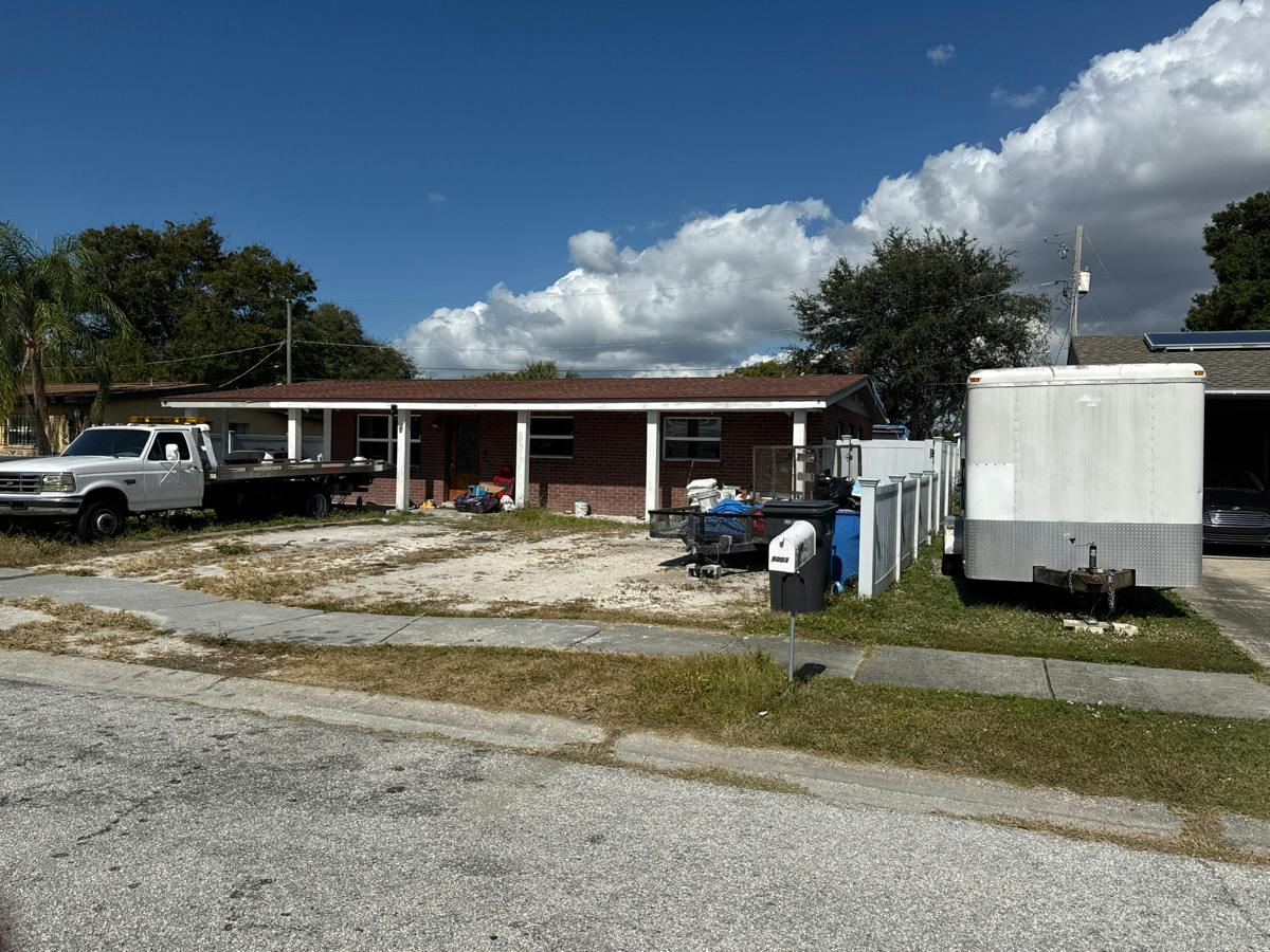 Dell Dr, Tampa, FL 33615