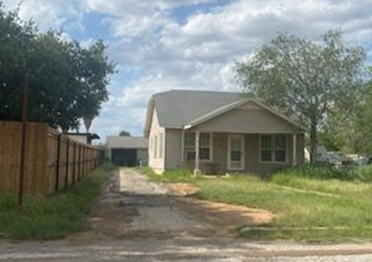 704 Center St Cotulla, TX 78014, La Salle County