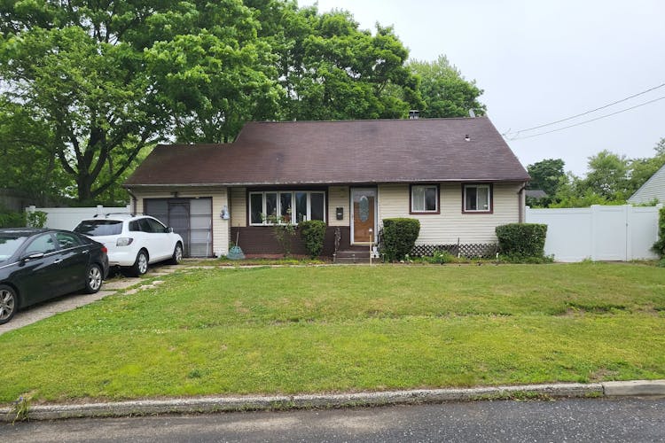 17 Princeton St Bay Shore, NY 11706, Suffolk County