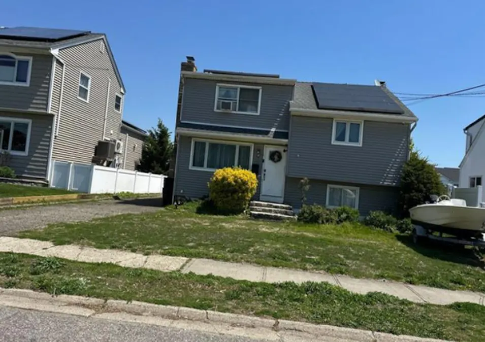 265 E Dr Copiague, NY 11726, Suffolk County