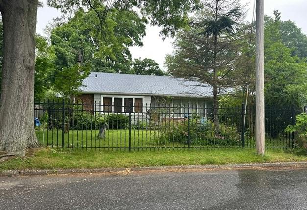 Glenwood Ln, Huntington, NY 11743