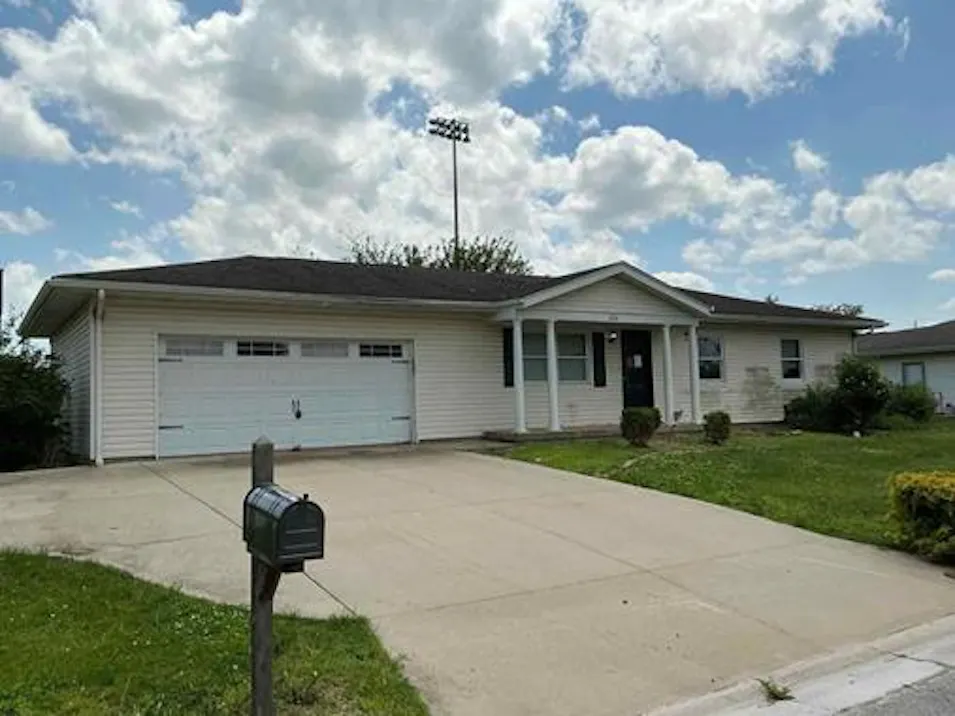 524 E Gym St Nashville, IL 62263, Washington County