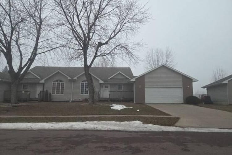 909 S Colleen Ln Sioux Falls, SD 57106, Minnehaha County