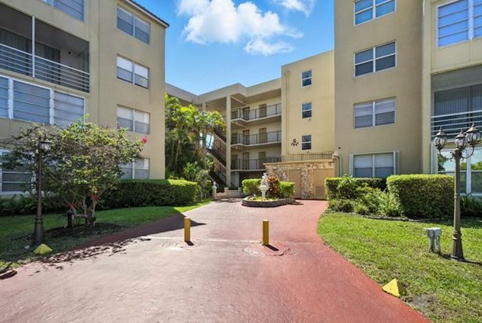 2801 Somerset Dr 101 Lauderdale Lakes, FL 33311, Broward County