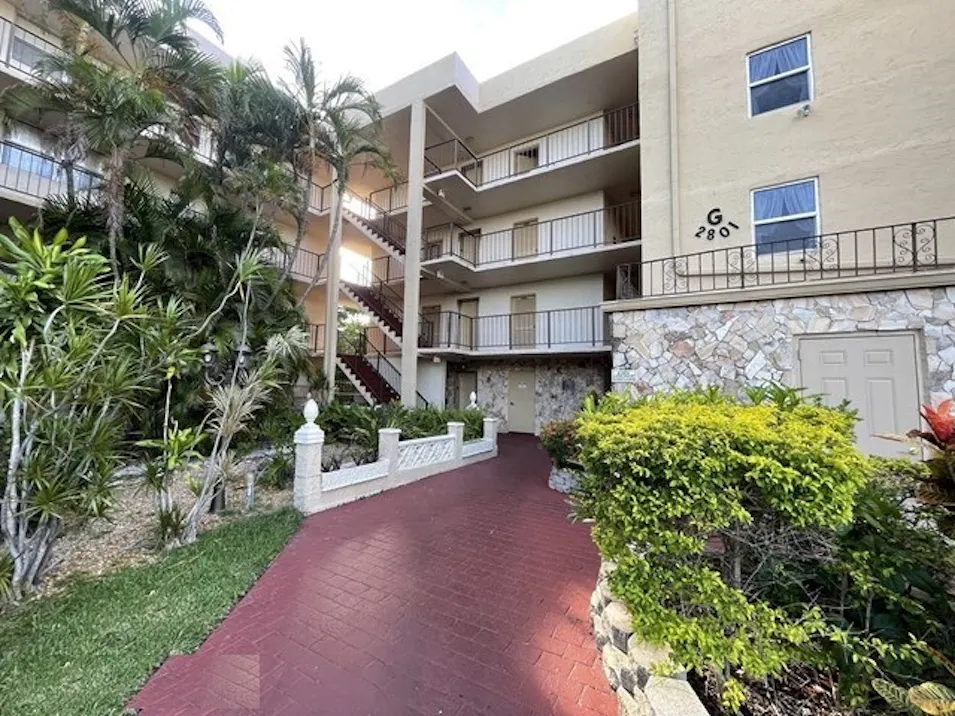2801 Somerset Dr 101 Lauderdale Lakes, FL 33311, Broward County
