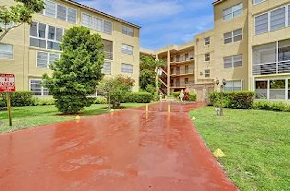 2801 Somerset Dr 101 Lauderdale Lakes, FL 33311, Broward County