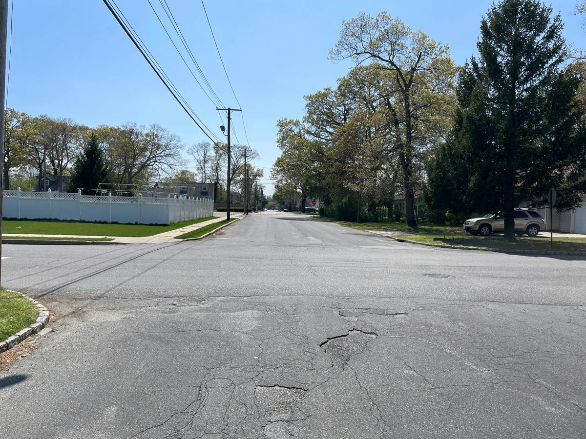 Newark St, Lindenhurst, NY 11757