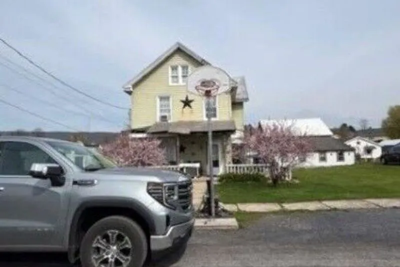 Trella St, Belleville, PA 17004