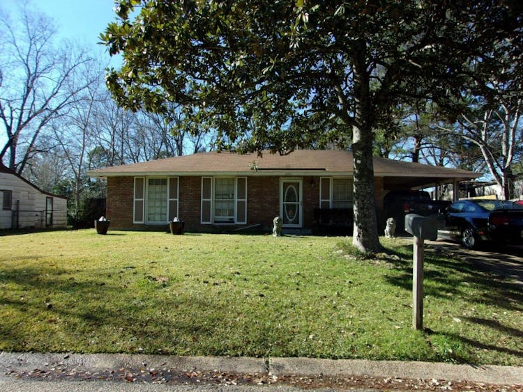 2805 Engleside Drive Jackson, MS 39212, Hinds County