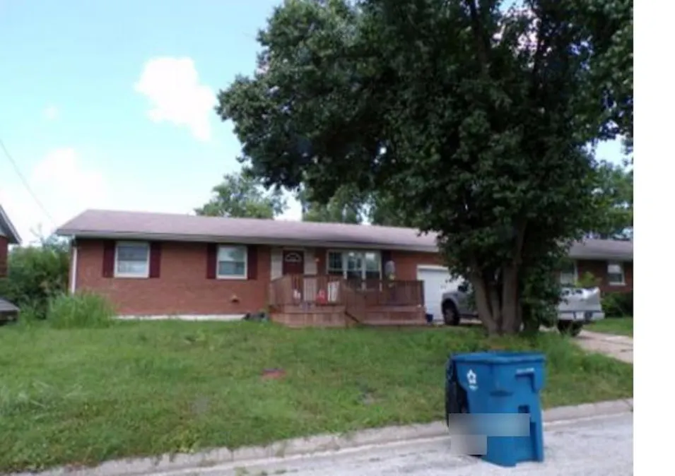 15 Fontainebleau Dr Granite City, IL 62040, Madison County