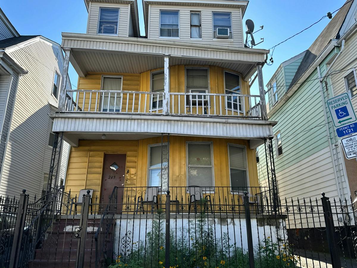 4th St, Newark, NJ 07107