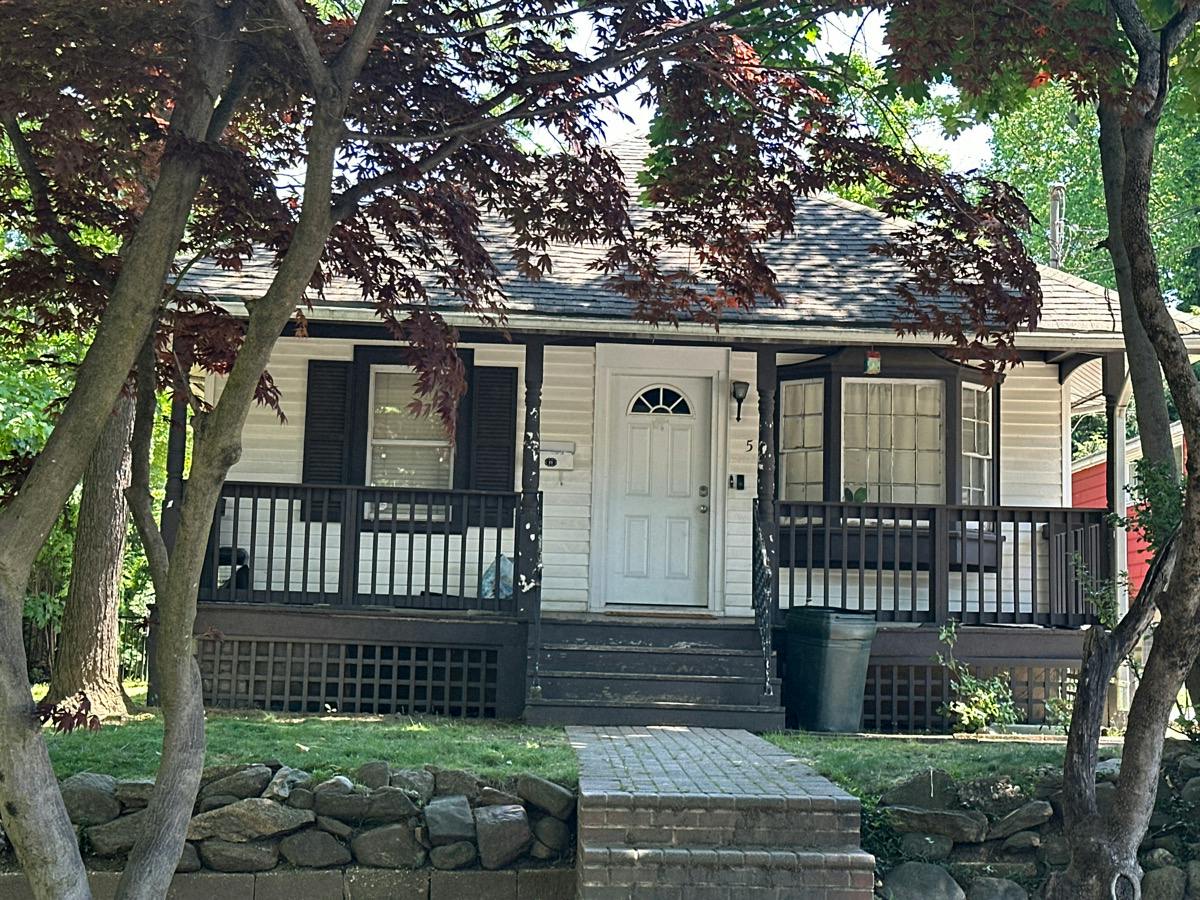 Spring Ln, Great Neck, NY 11024