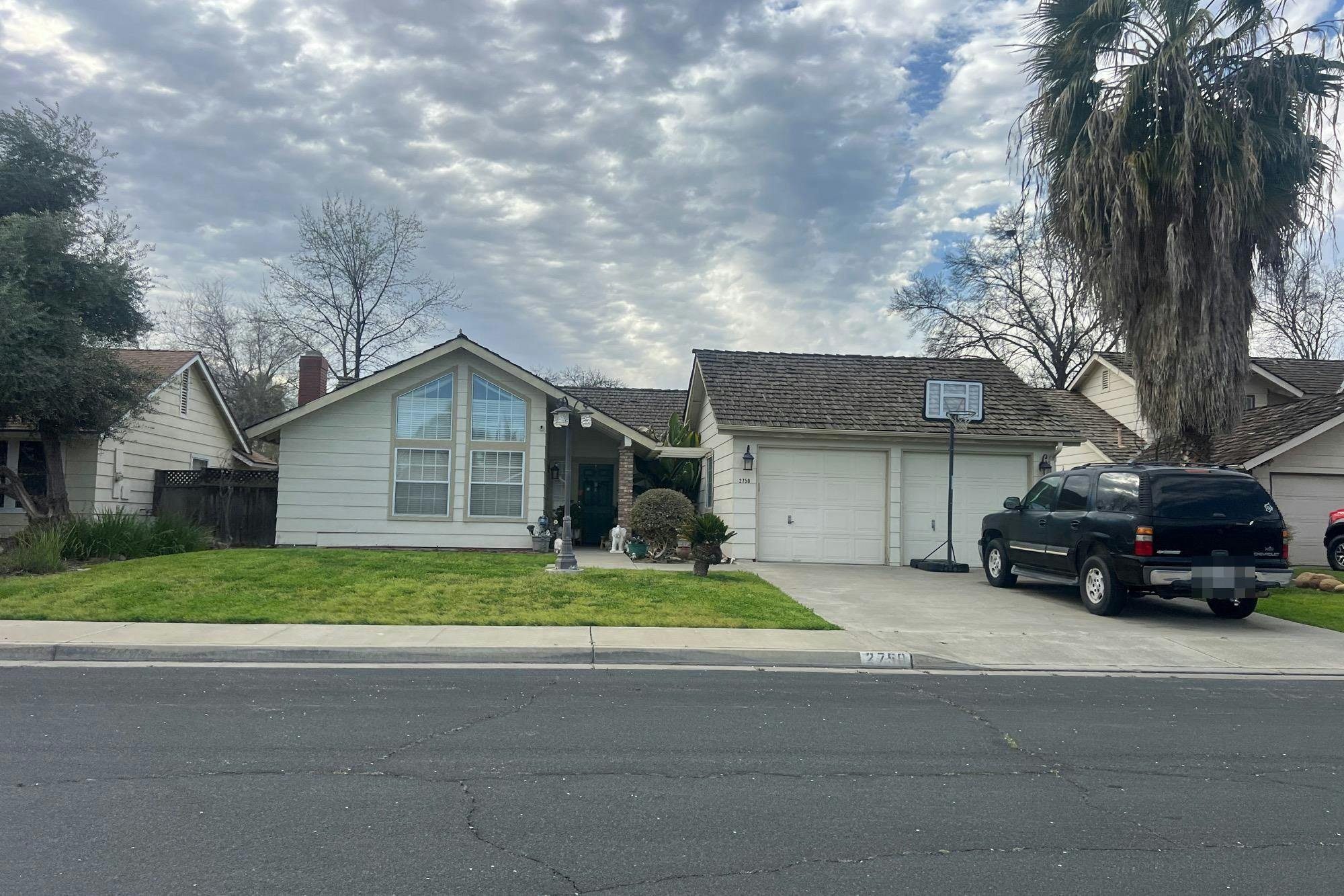 Burl Ct, Hanford, CA 93230