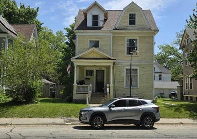 933 17th St Rock Island, IL 61201, Rock Island County