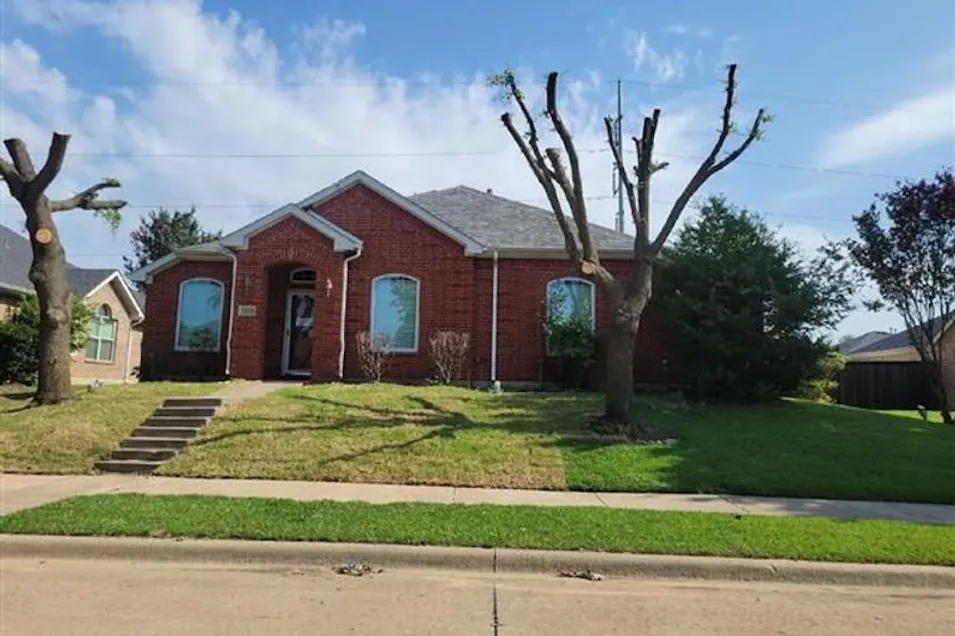 1129 Versailles Ave Desoto, TX 75115, Dallas County