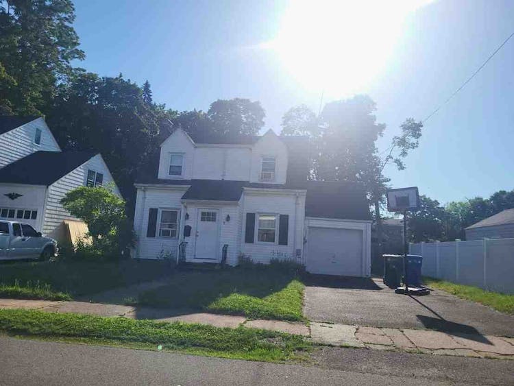 9 Bank Street Hamden, CT 06514, New Haven County