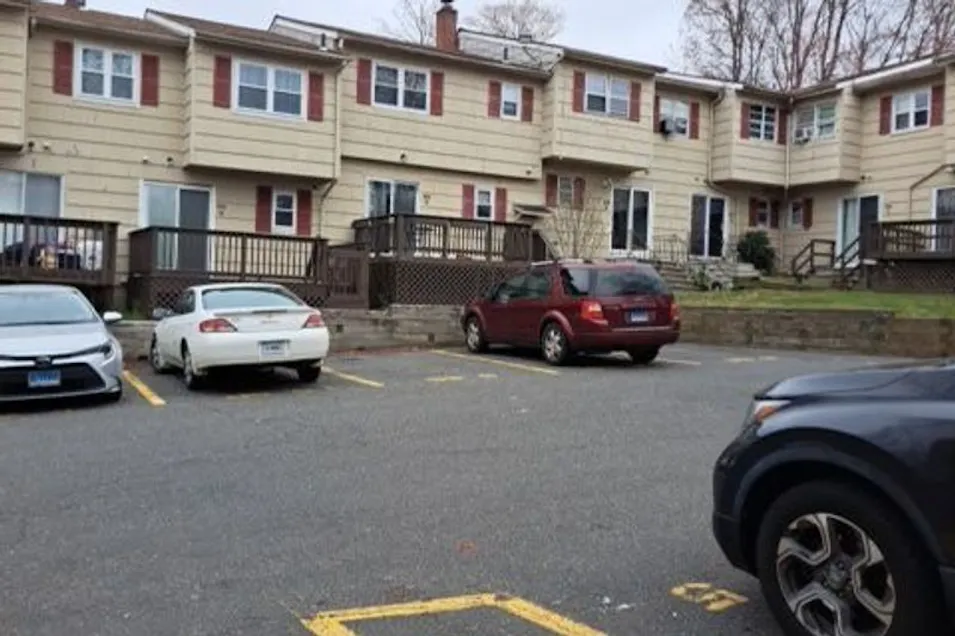 99 Lantern Park Dr Naugatuck, CT 06770, New Haven County