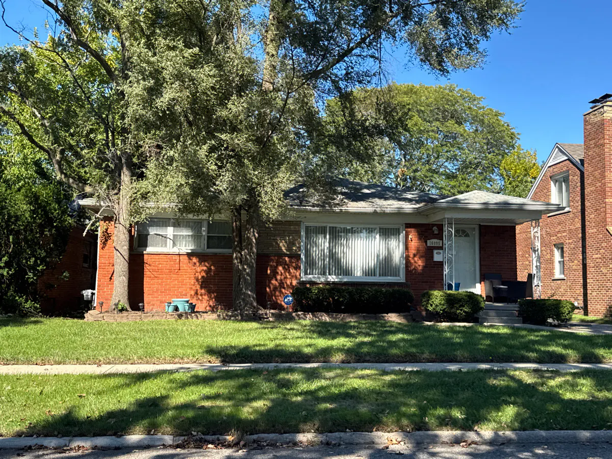 Veronica Ave, Eastpointe, MI 48021