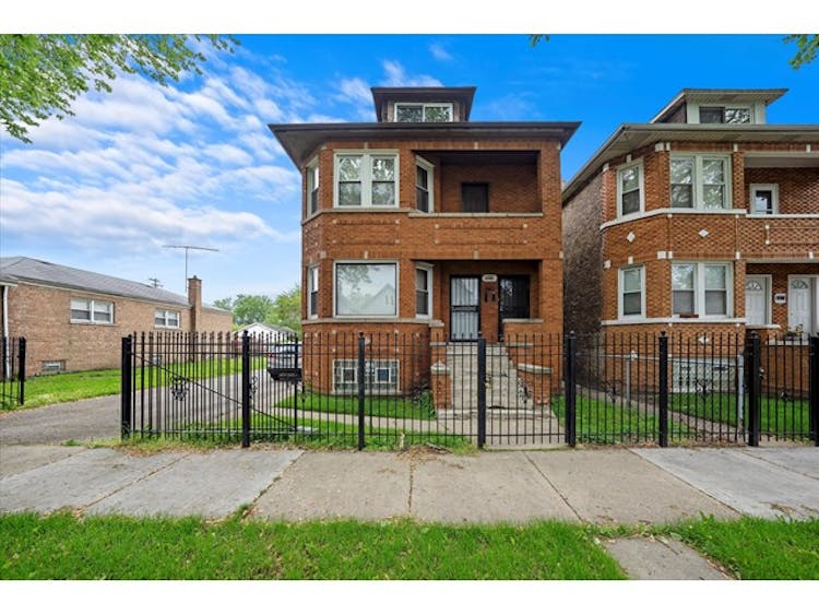 8218 S Escanaba Ave Chicago, IL 60617, Cook County