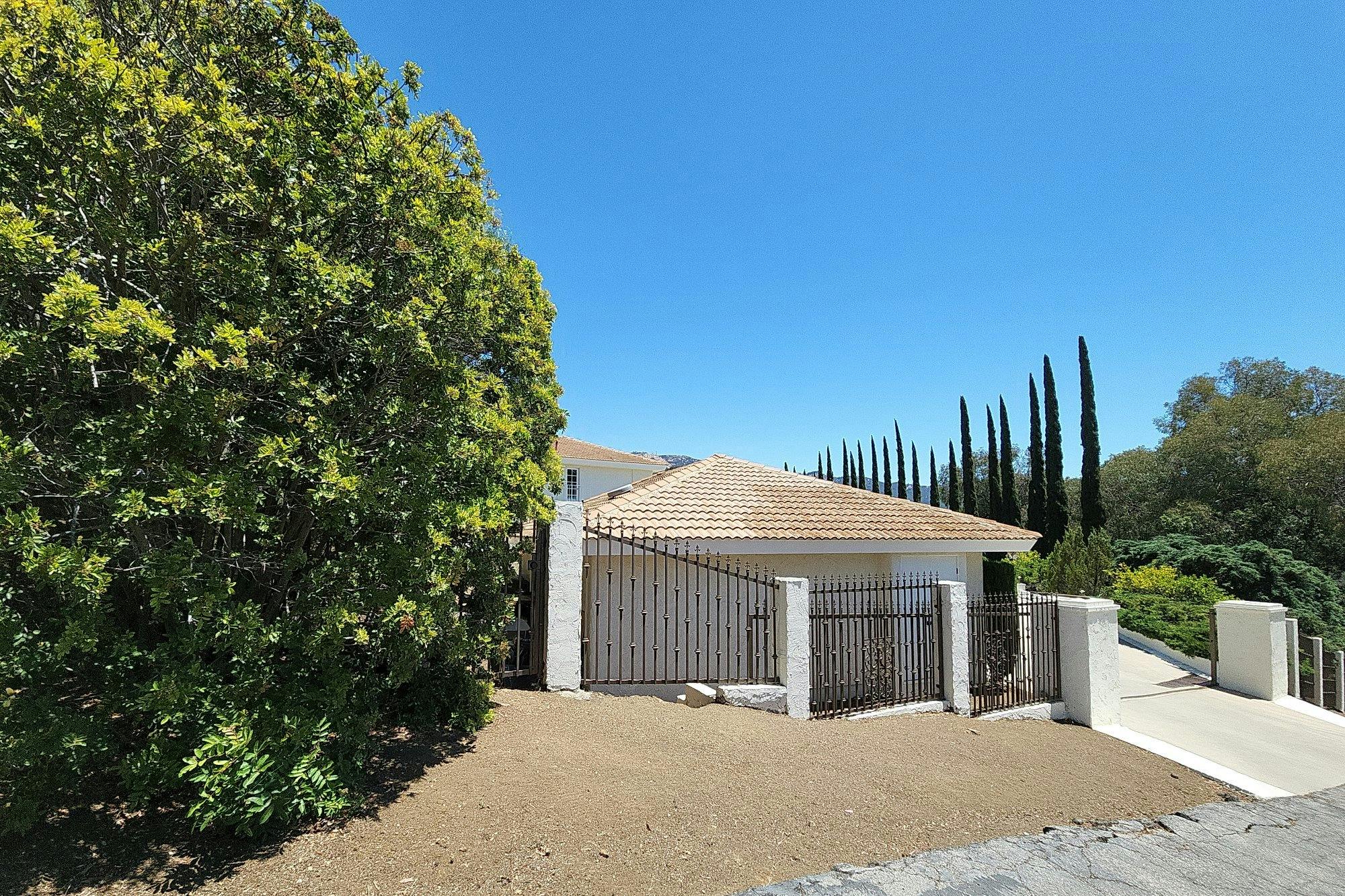 26048 Mulholland Hwy, Calabasas, CA, 91302, USA