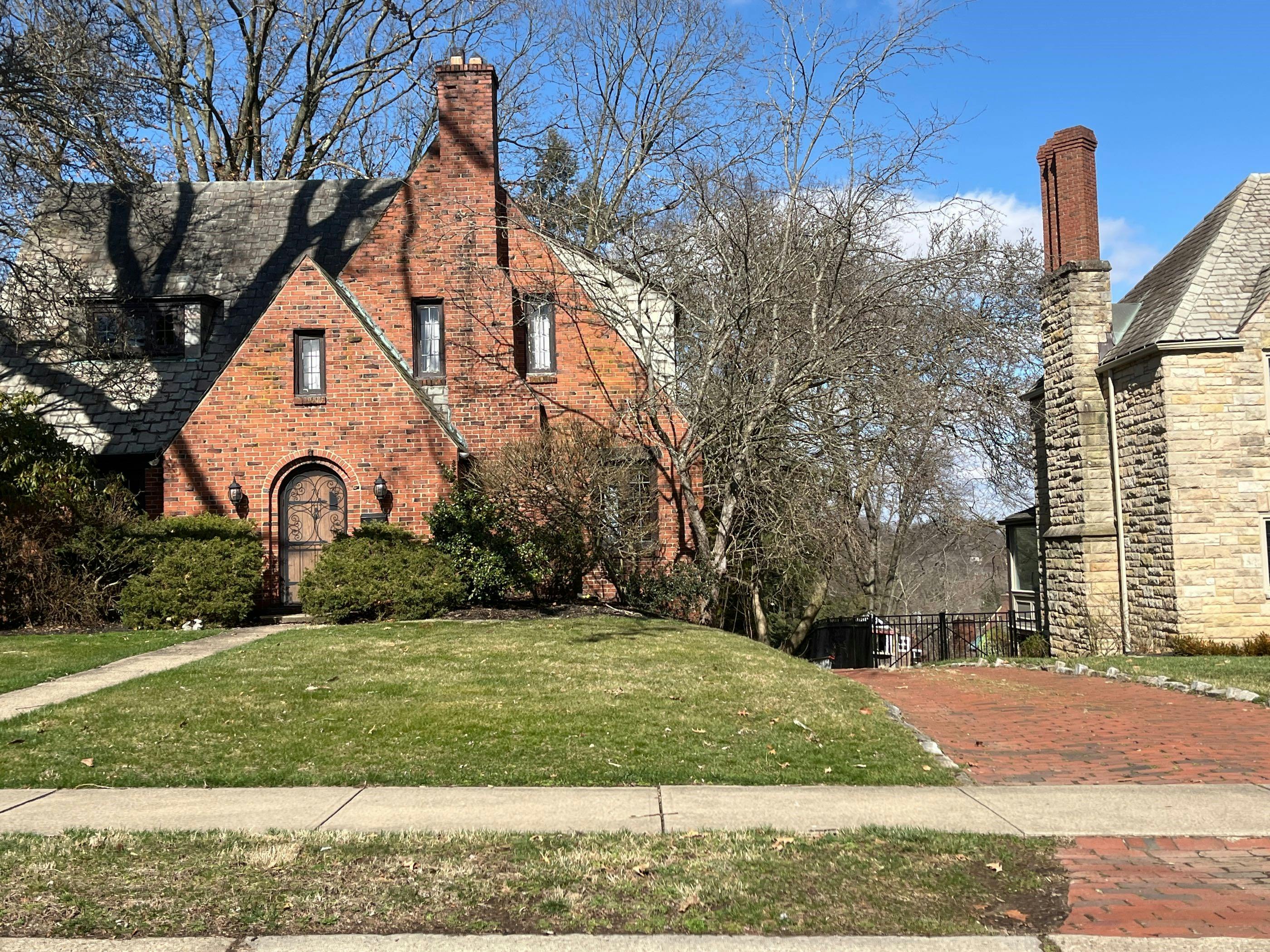 Hoodridge Dr, Pittsburgh, PA 15228