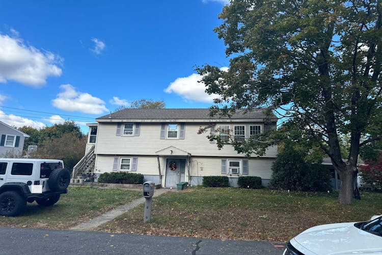 28 Elm Court Millbury, MA 01527, Worcester County