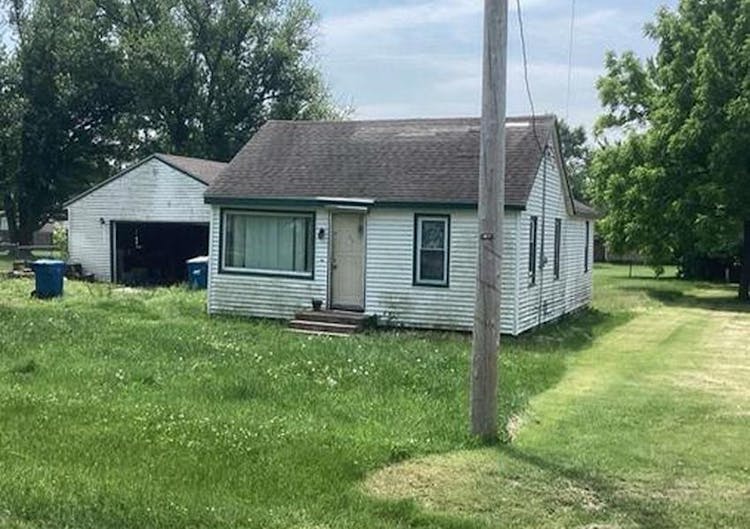 1131 Chestnut St Buffalo, IA 52728, Scott County