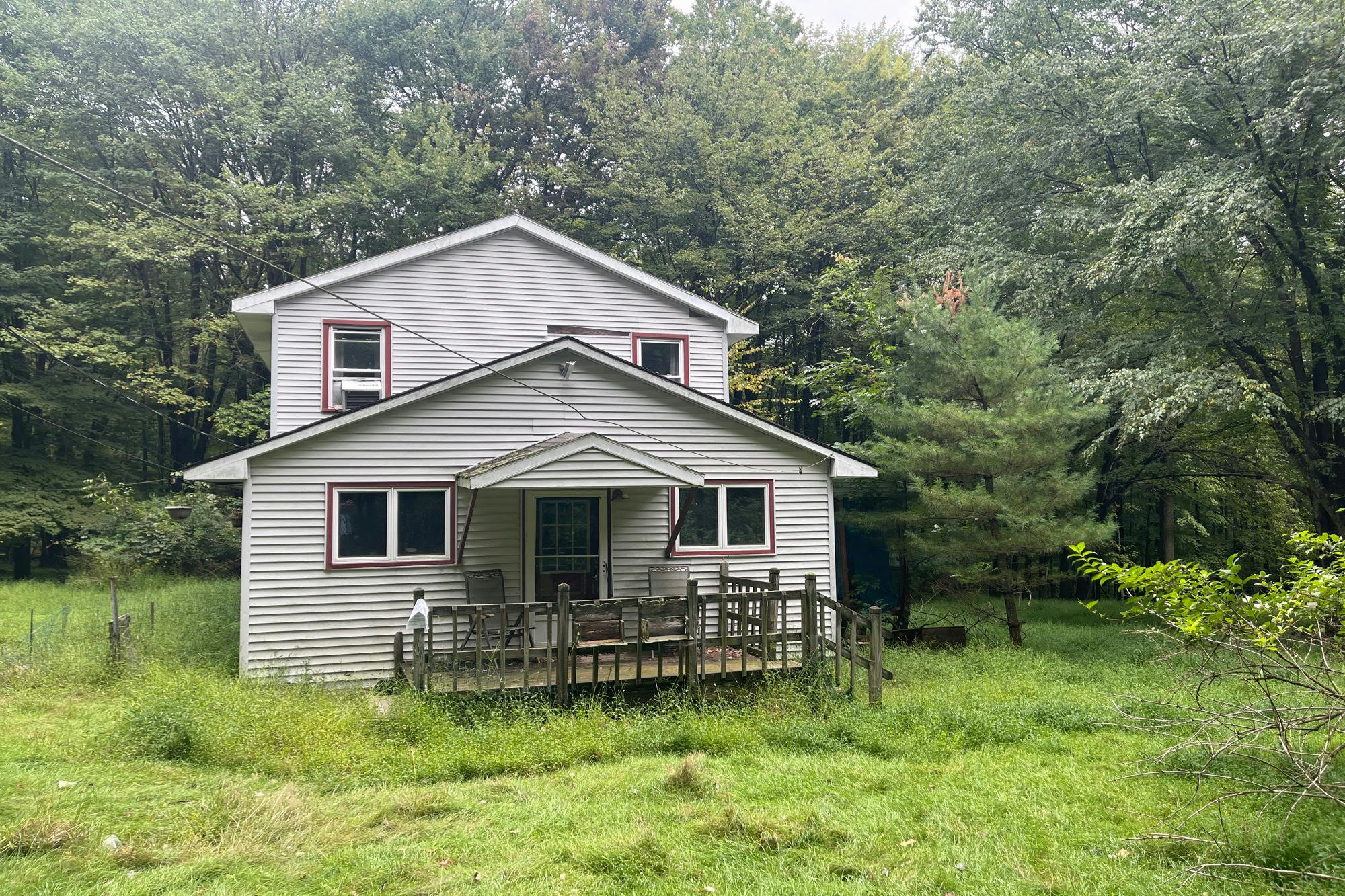 Hemlock Dr, Lakeville, PA 18438