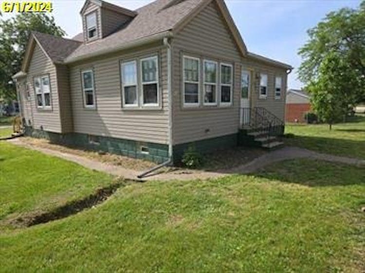 721 20th St East Moline, IL 61244, Rock Island County